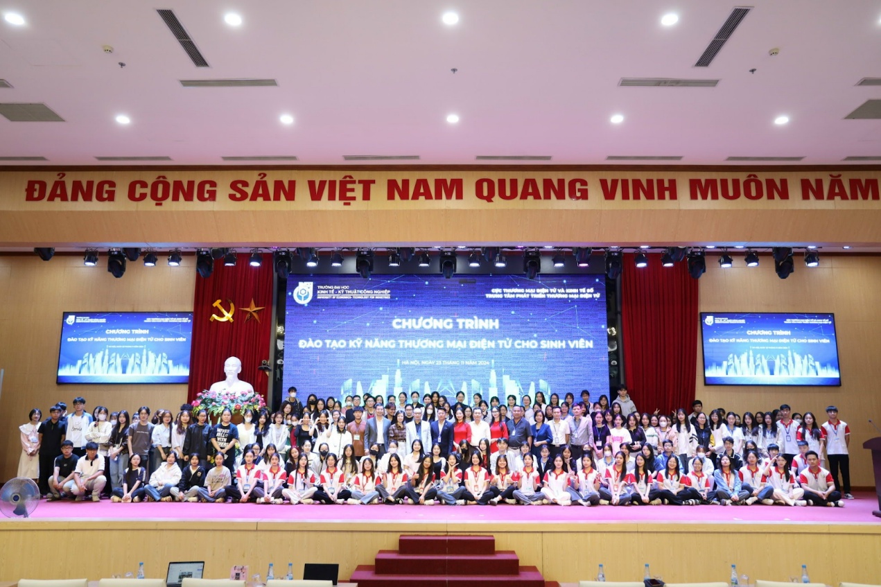 Ảnh có chứa trong nhà, thính phòng, tòa nhà, khán giả

Mô tả được tạo tự động