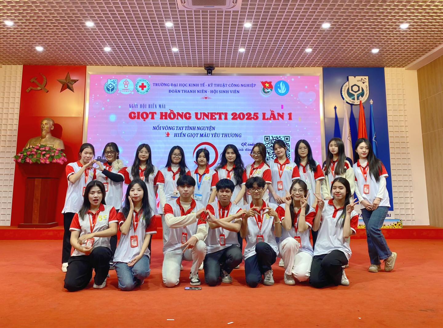 Có thể là hình ảnh về ‎10 người và ‎văn bản cho biết '‎للم ቀ - TÊ TRƯỜNG ĐẠI É- OTHOAT CÔNG NGHIỆP ĐOÀN NIÊN. HỘI SINH VIÊN บะรีญน O 1G11 HIẾN MAU GIỌT HỒNG UNETI 2025 LÀN 1 NÓIVÒNGTAYTINHNGUYỆN HIẾN GIỌT MÂU YÊU THƯONG akd 부스스‎'‎‎