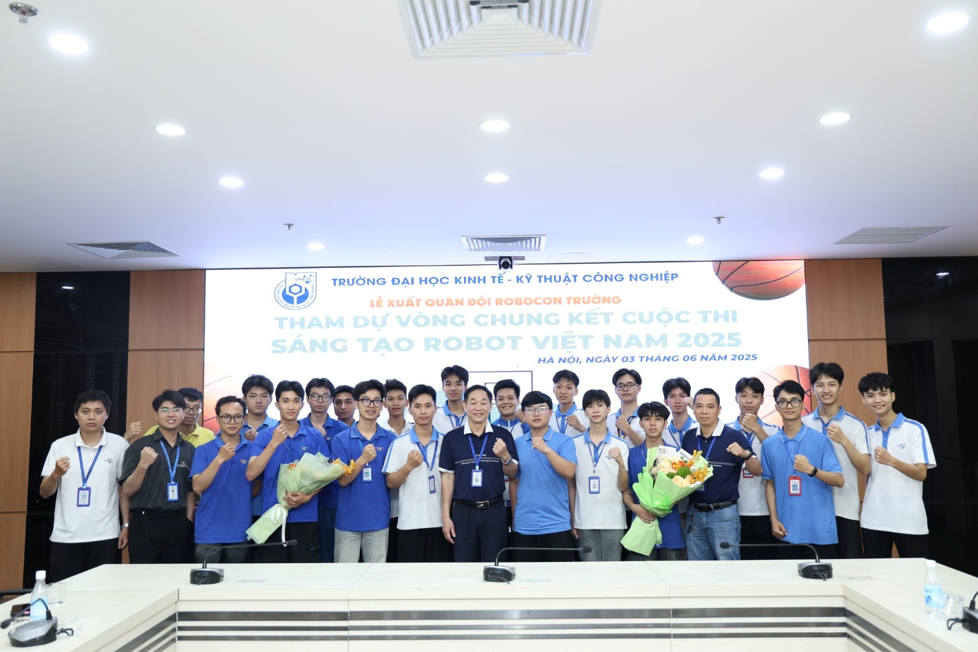 Có thể là hình ảnh về 8 người và văn bản cho biết 'さら Ma!! S6F 0 TRƯỜNG ĐẠI HỌC KINH KY THUẬT CÔNG NGHIỆP XUẤT QUÂN ĐỘI ROBOCON TRƯỜNG THAM DỰ VONG CHUNG KET CUỐC THI SÁNG TẠO ROBOT VIÊTNAM2025 VIET NAM 2025 HÀ NỘI, NGÀY 03 N 06 NĂM 2025 ロ'