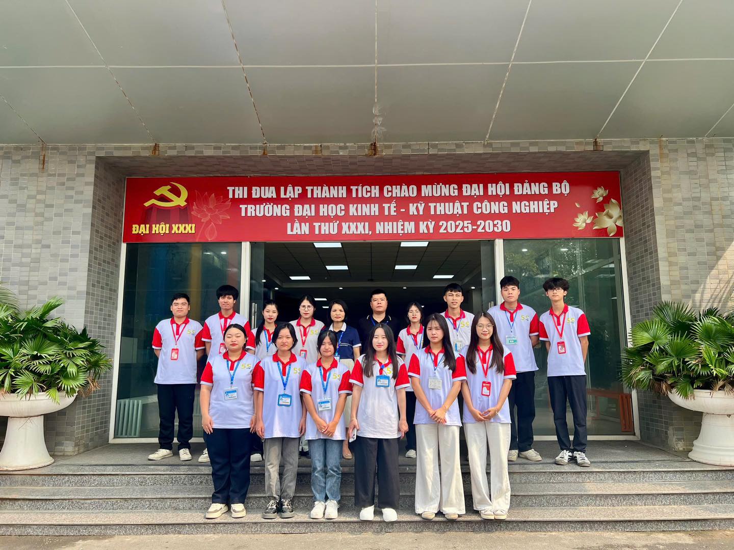 Có thể là hình ảnh về 9 người, bệnh viện và văn bản cho biết 'ĐẠI HỘI # XXXI THI ĐUA LẬP THÀNH TÍCH CHAO MỪNG ĐAI HÔI ĐẢNG BỘ TRƯỜNG ĐẠI HỌC KINH TẾ Ky THUẬT CÔNG NGHIỆP LÀN THỨ ΧИXΙ, NHIỆM IN 2025-2030'