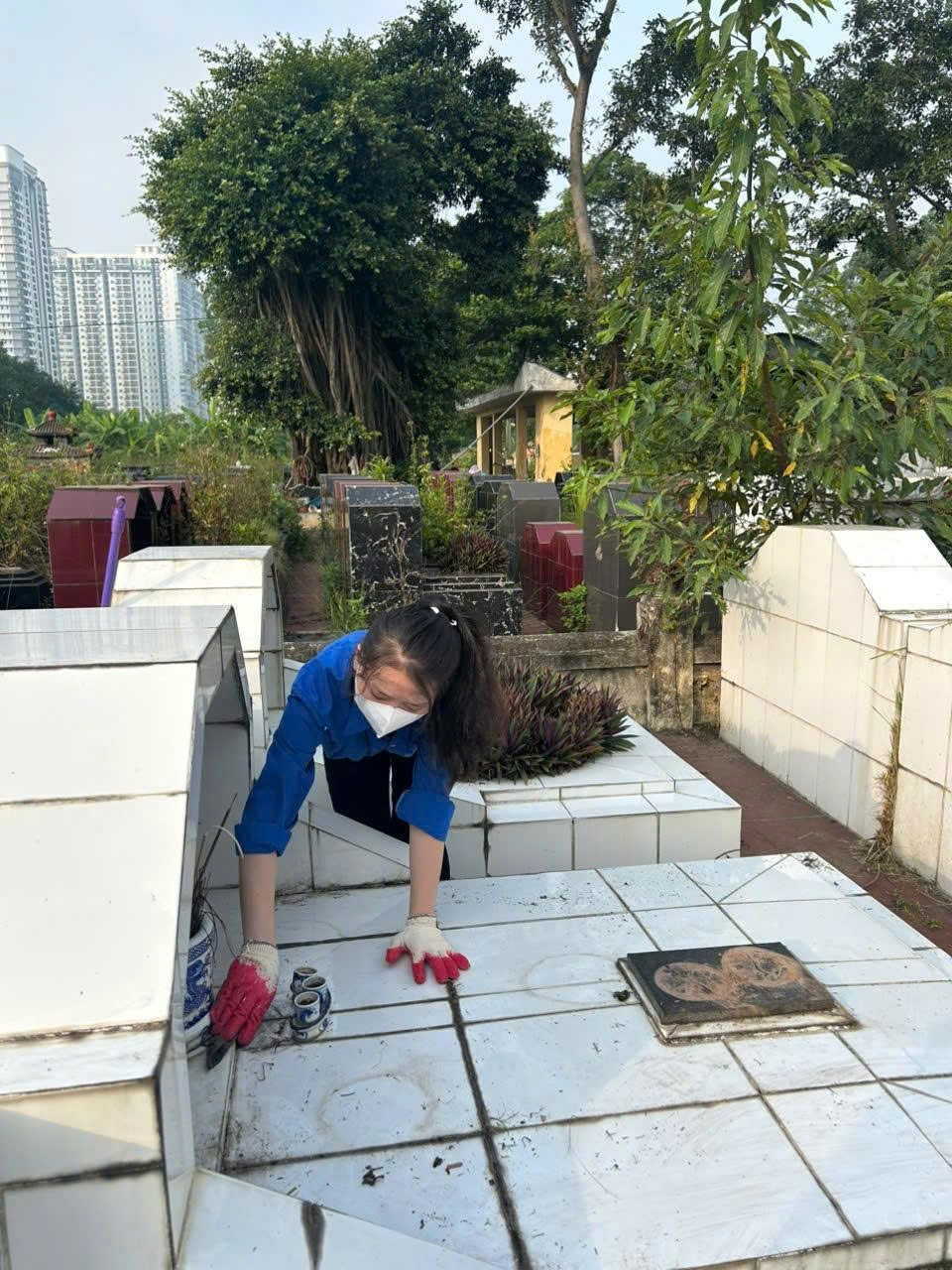 A person cleaning a grave

AI-generated content may be incorrect.