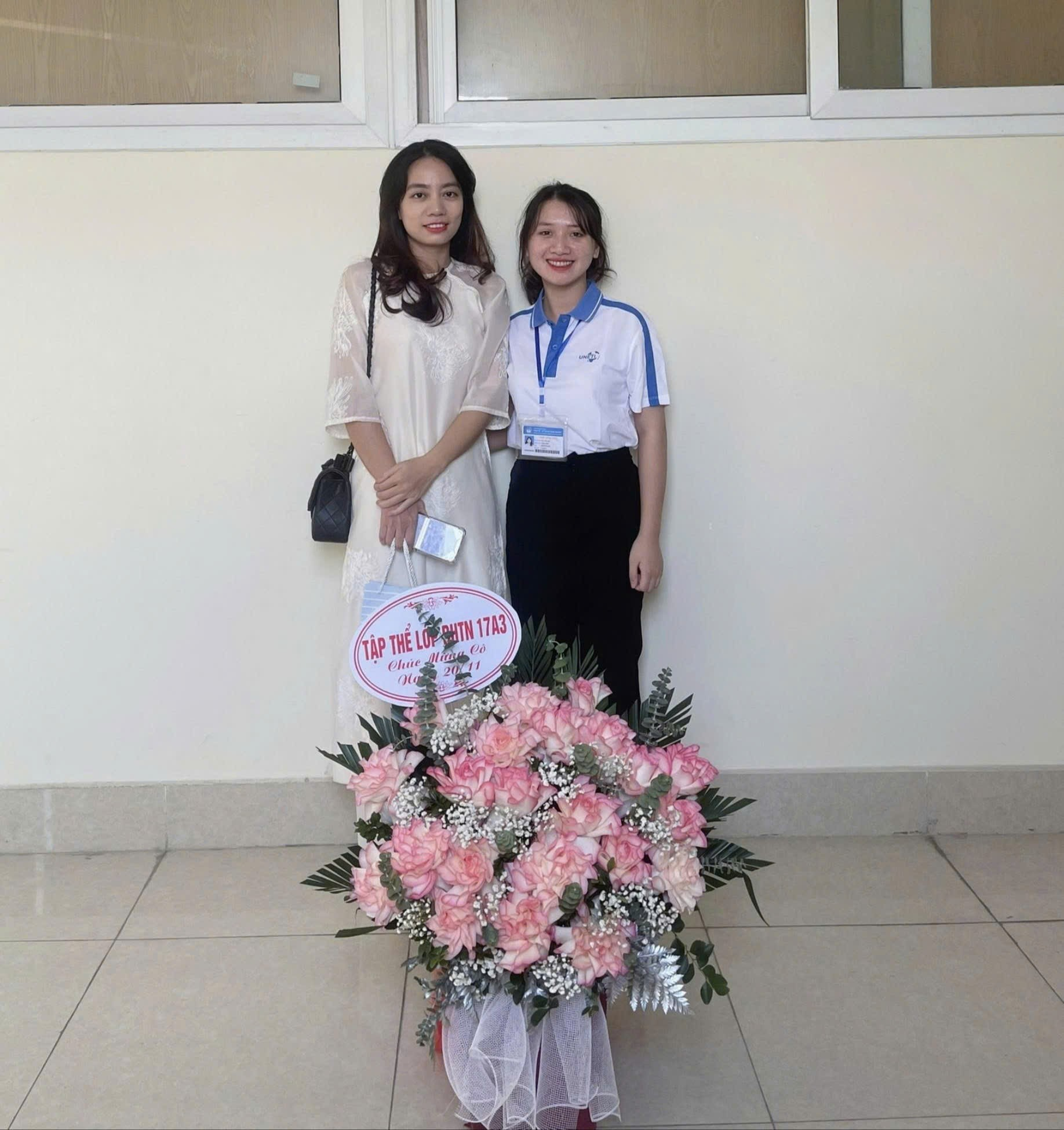 Two women standing next to a bouquet of flowers

AI-generated content may be incorrect.