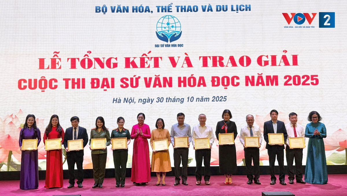 A group of people holding certificates Description automatically generated