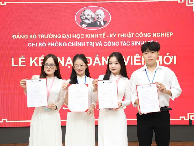 A group of people holding papers

Description automatically generated
