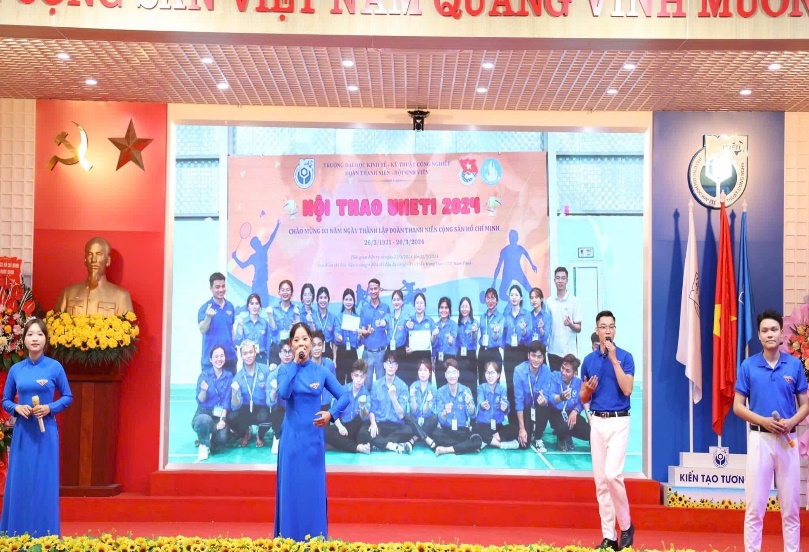 A group of people singing in front of a banner

AI-generated content may be incorrect.