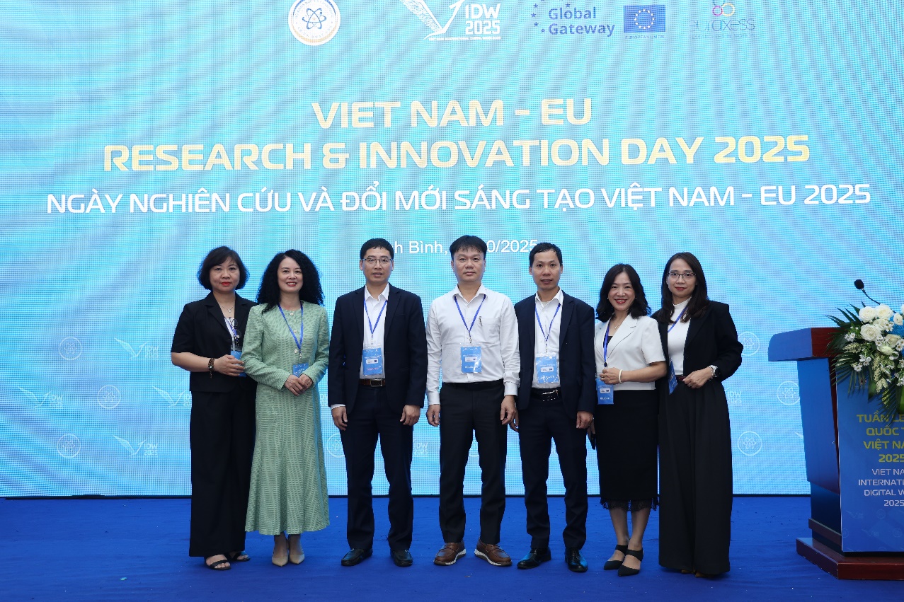 A group of people standing together Description automatically generated