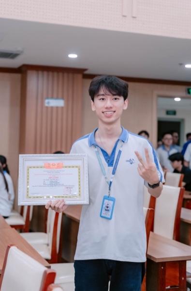 A person holding a certificate
AI-generated content may be incorrect.