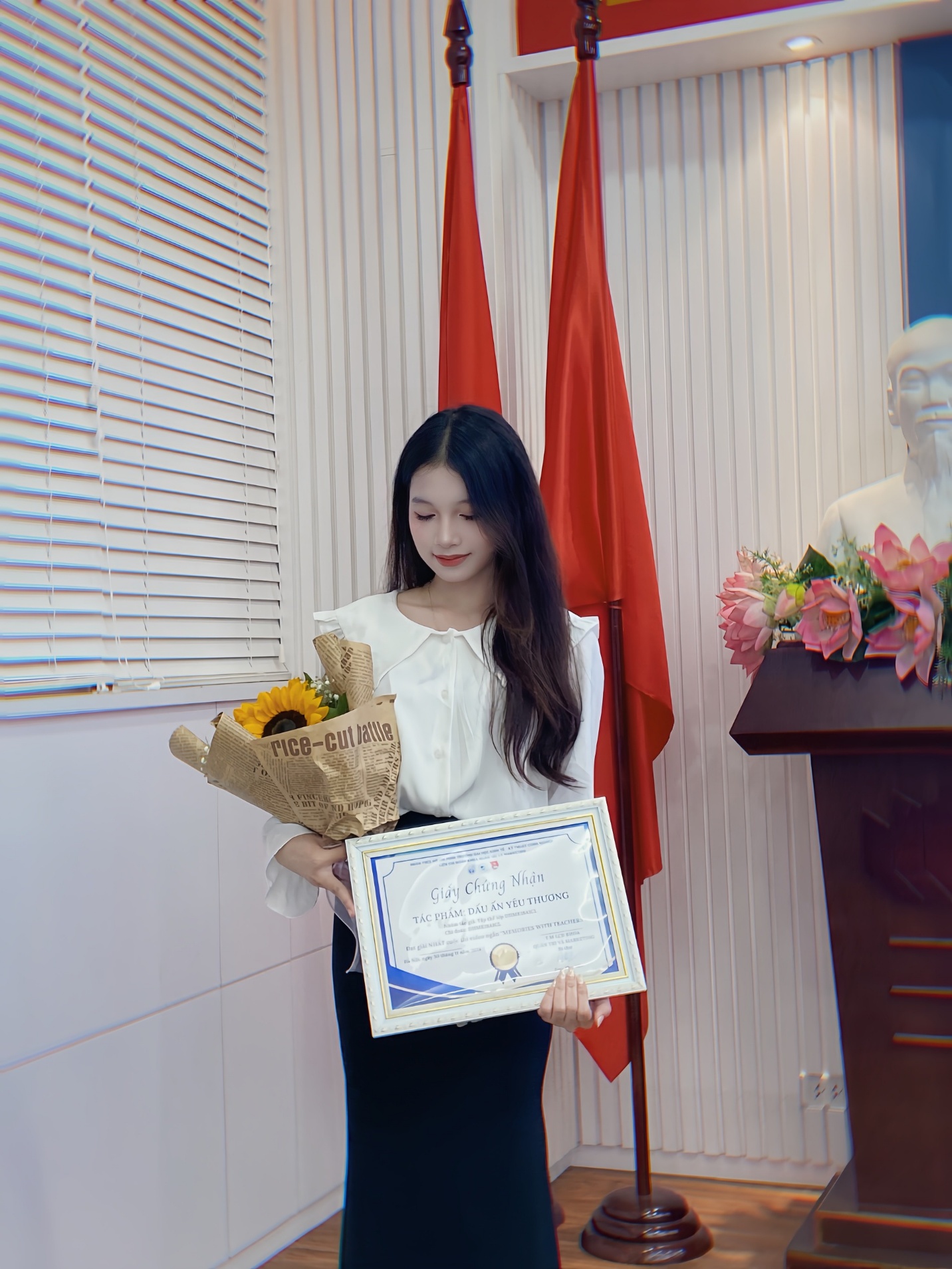 A person holding a certificate and a bouquet of flowers

AI-generated content may be incorrect.