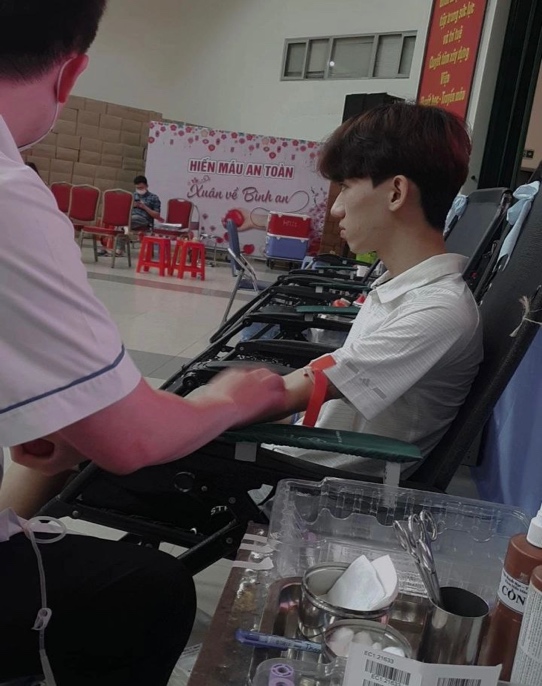 A person sitting in a chair
AI-generated content may be incorrect.