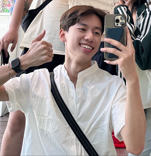 A person taking a selfie
AI-generated content may be incorrect.