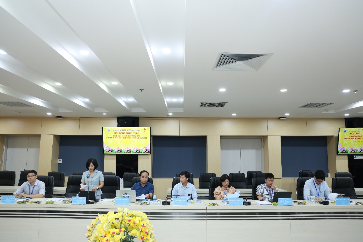 Ảnh có chứa trong nhà, Tòa nhà văn phòng, tường, trần nhà

Nội dung do AI tạo ra có thể không chính xác.