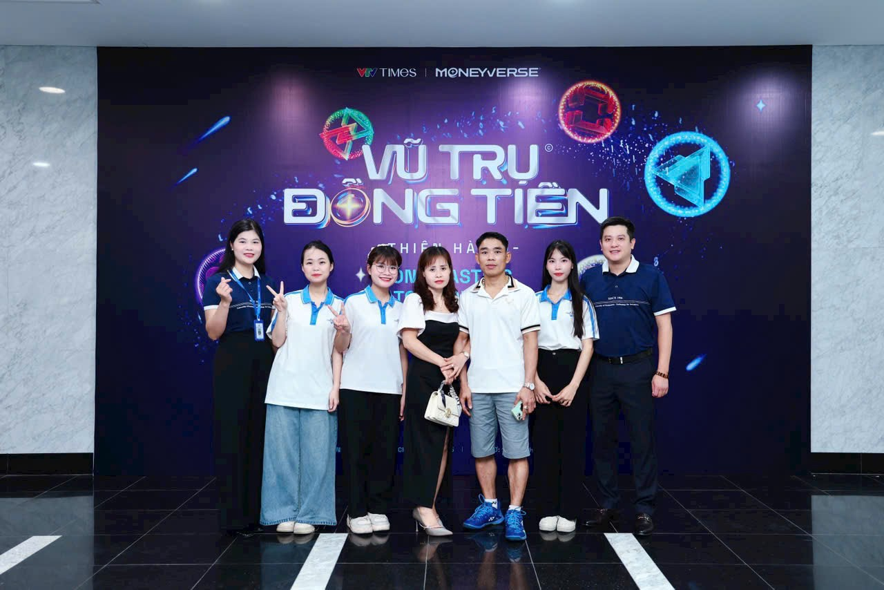 A group of people posing for a photo

Description automatically generated