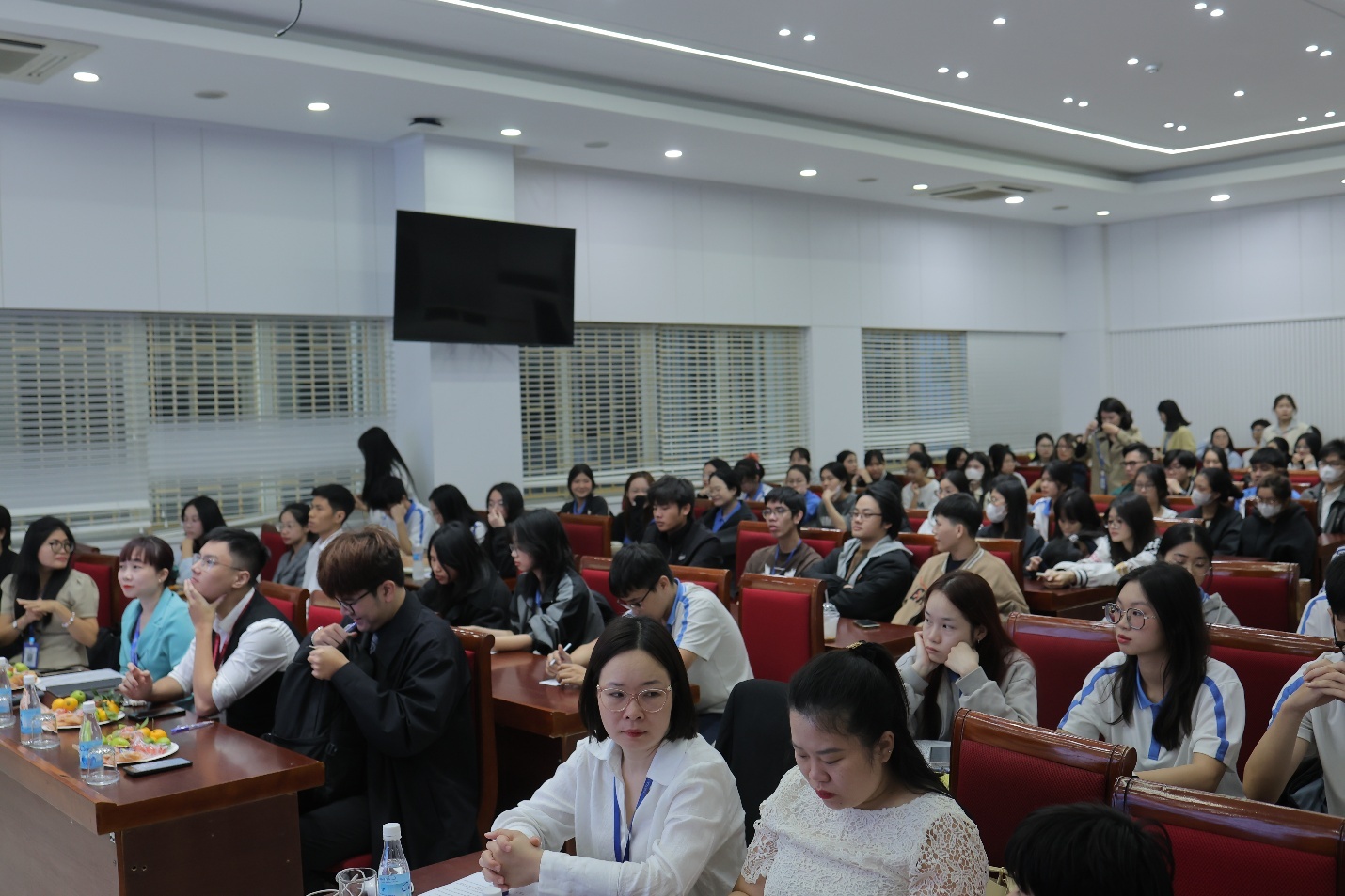 A group of people sitting in a room AI-generated content may be incorrect.