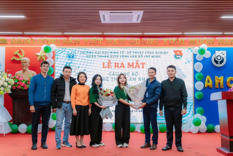 A group of people standing on a stage

AI-generated content may be incorrect.