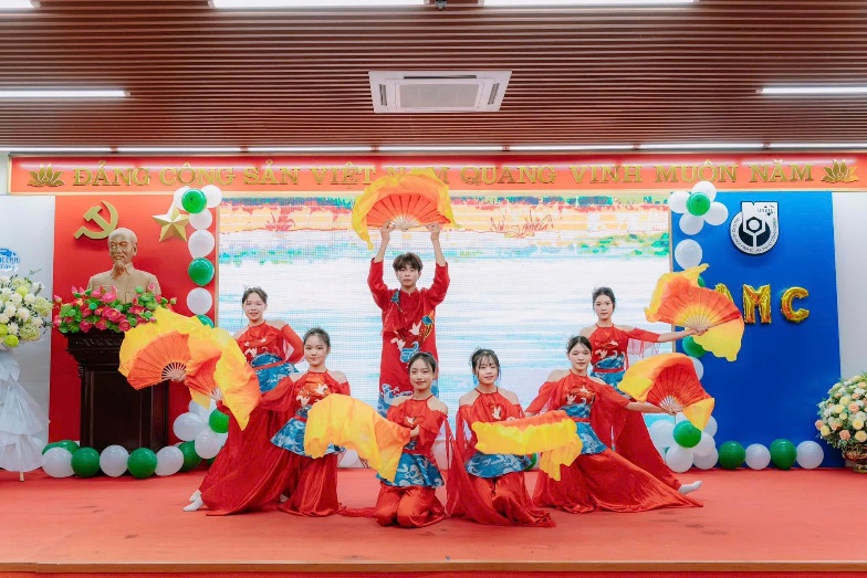A group of women in red dresses on a stage

AI-generated content may be incorrect.