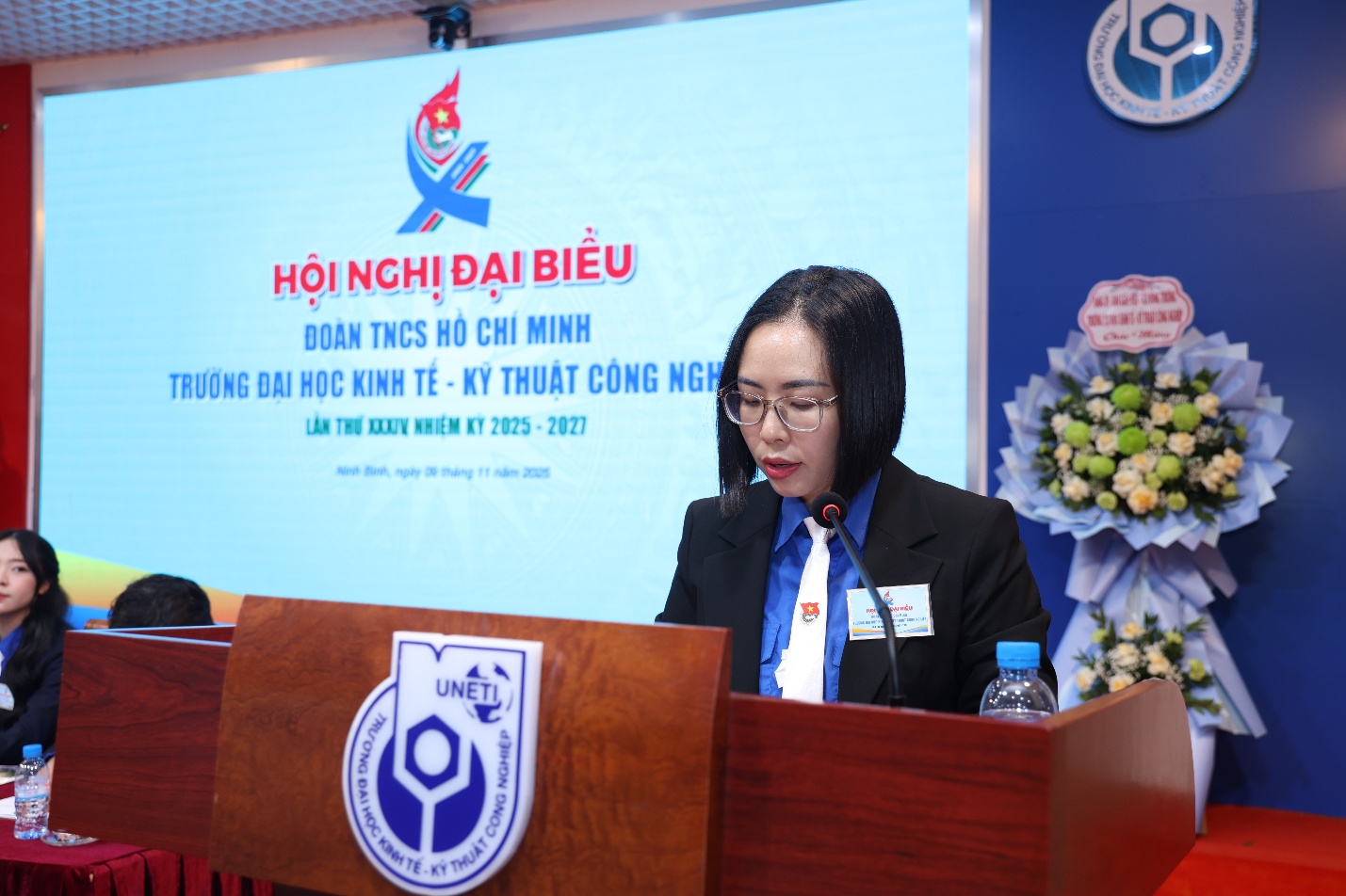 A person at a podium Description automatically generated