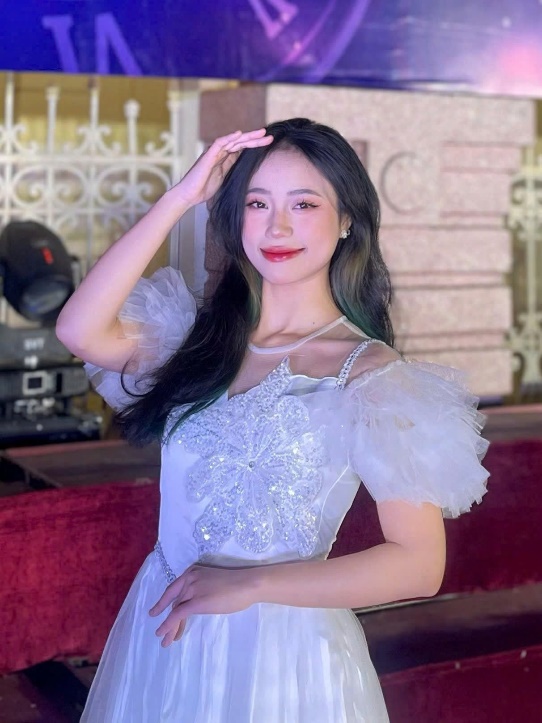 A person in a white dress

AI-generated content may be incorrect.