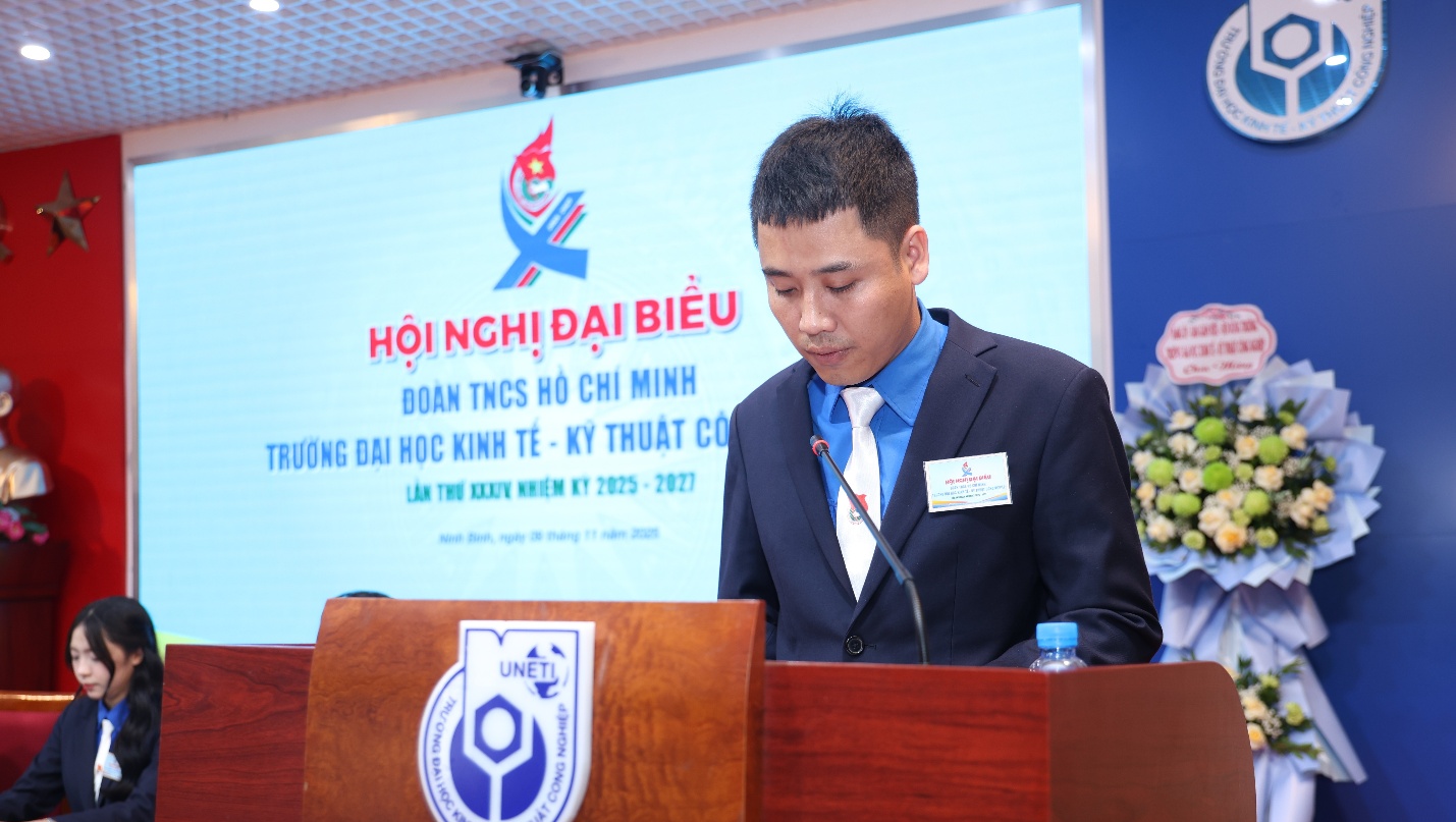 A person standing at a podium Description automatically generated