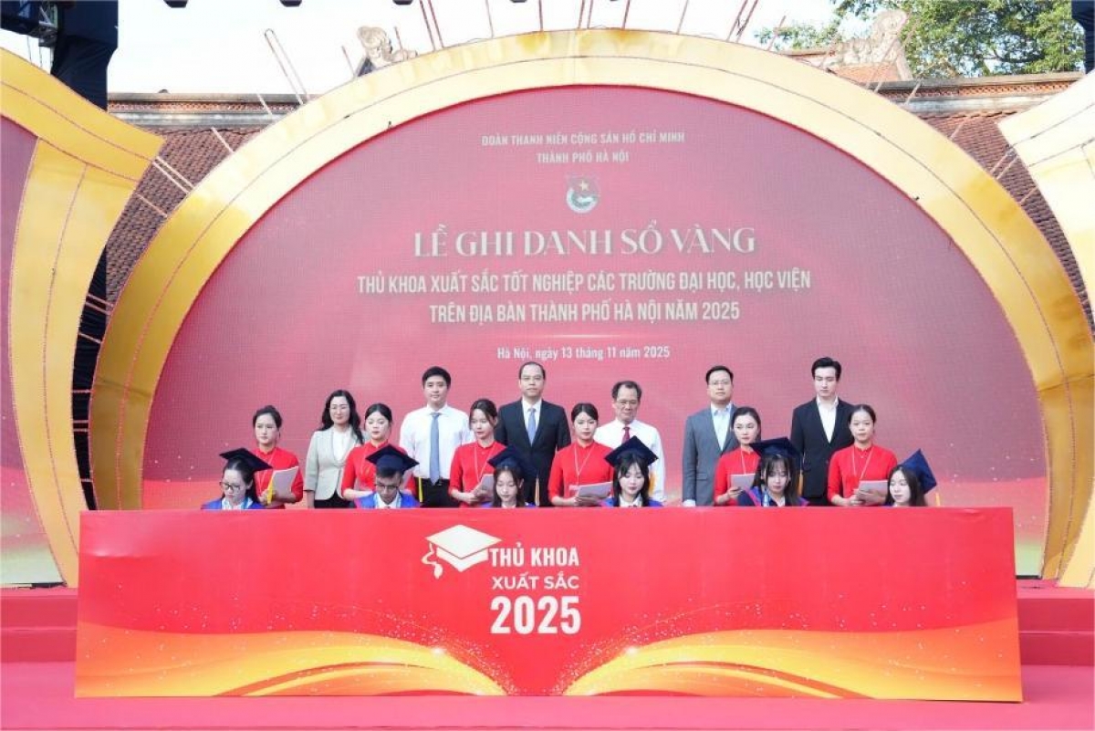 Thủ khoa xuất sắc năm 2025 thực hiện nghi thức ghi danh Sổ vàng tại Văn Miếu – Quốc Tử Giám (Ảnh: BTC)