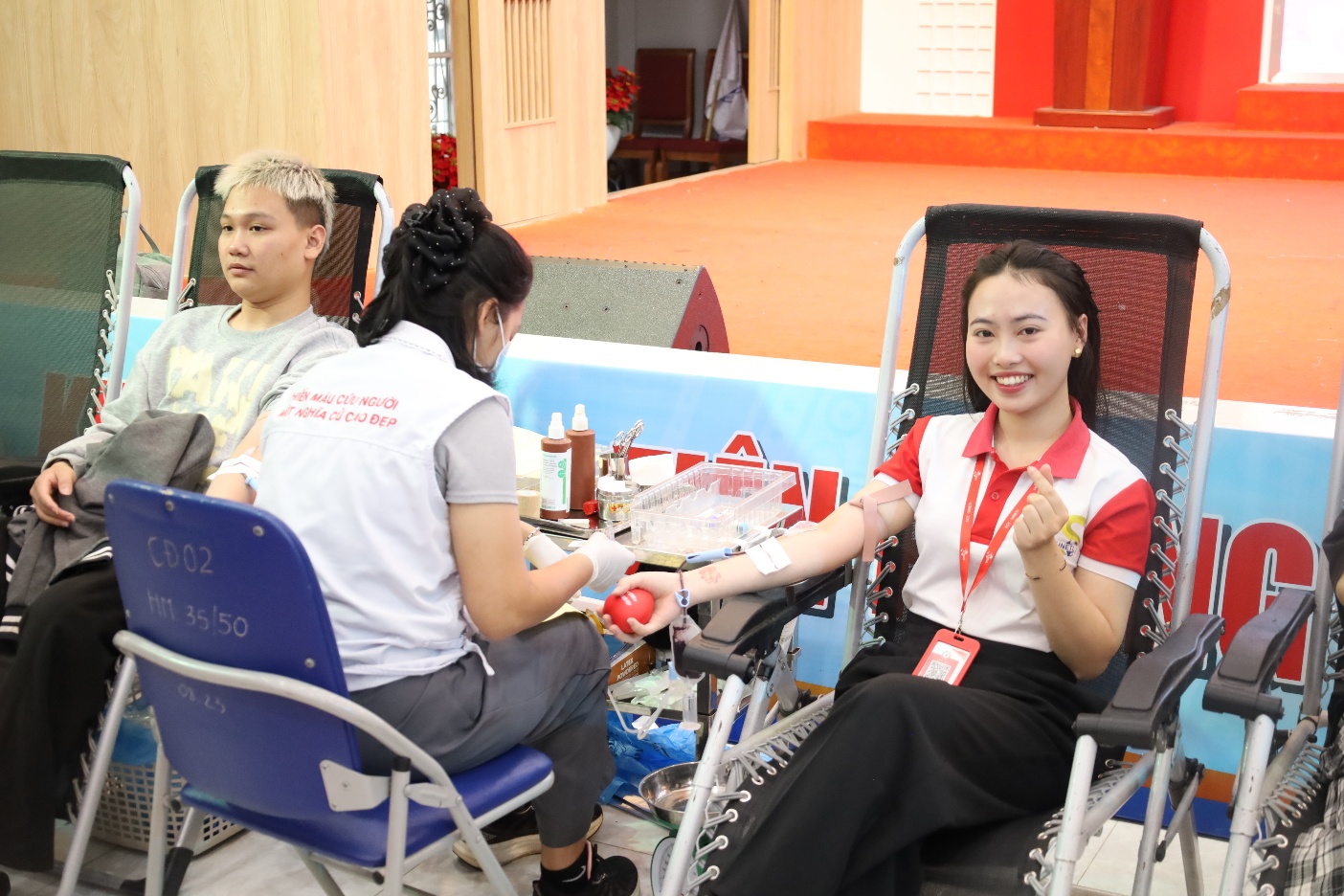 A group of people getting blood donation

Description automatically generated