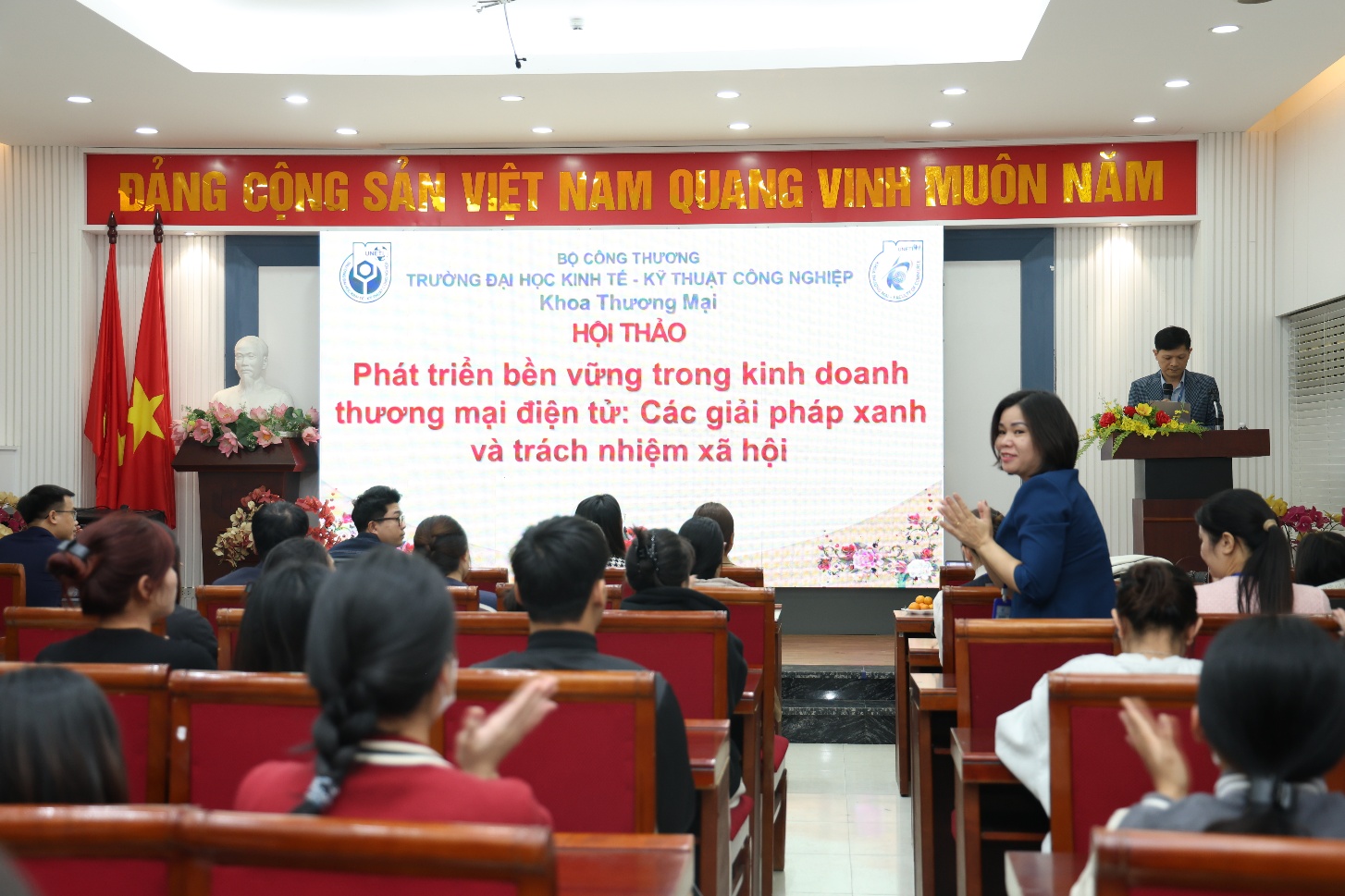 A group of people in a room
AI-generated content may be incorrect.