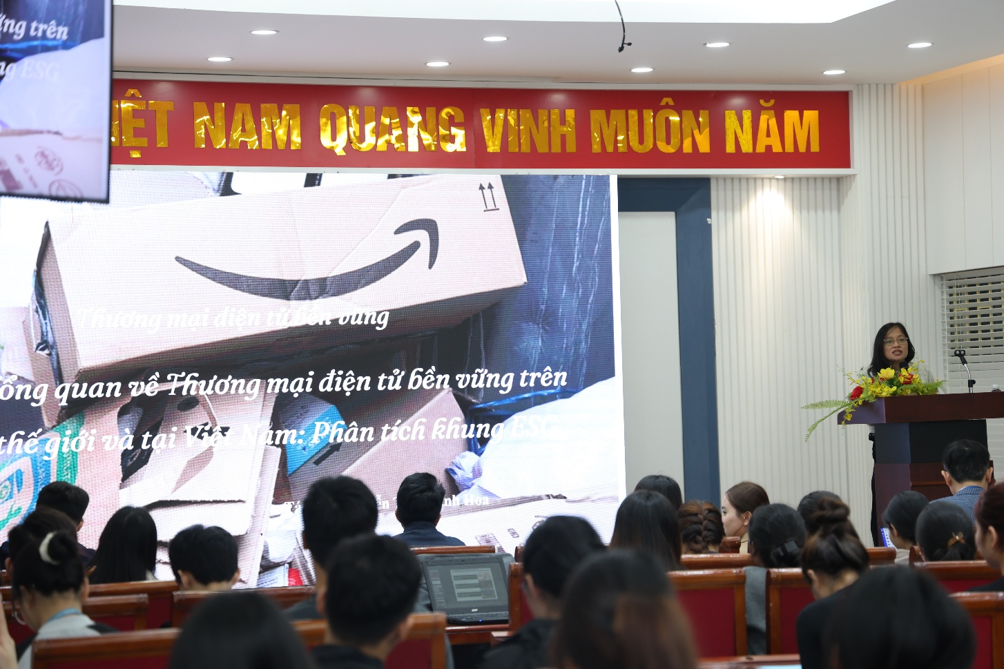 A group of people in a room
AI-generated content may be incorrect.