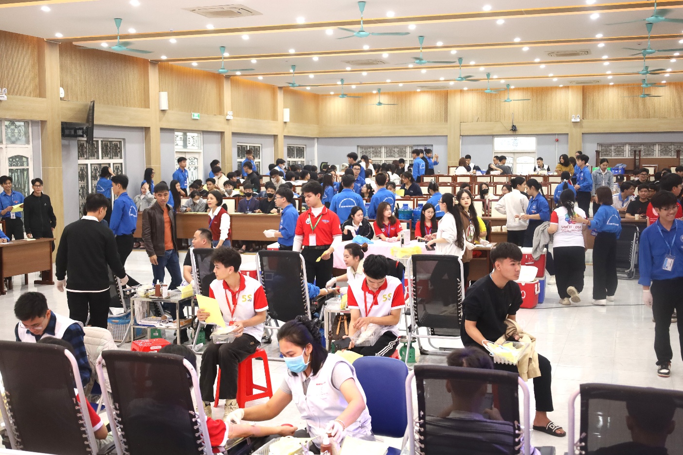 A group of people in a room

Description automatically generated