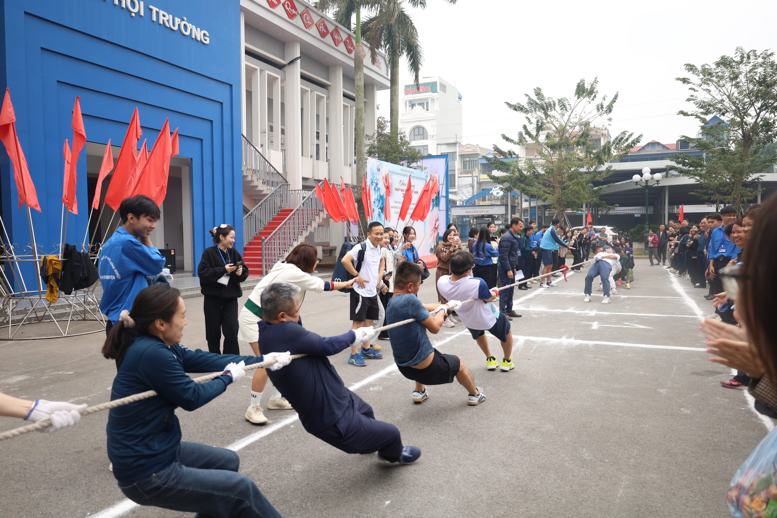 A group of people pulling a rope

Description automatically generated