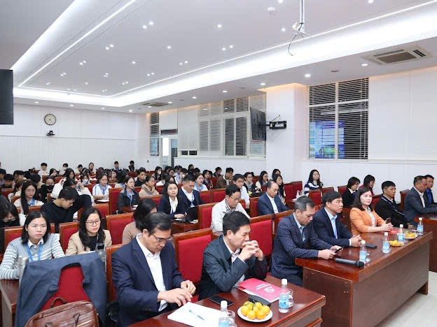 A group of people sitting in a room Description automatically generated