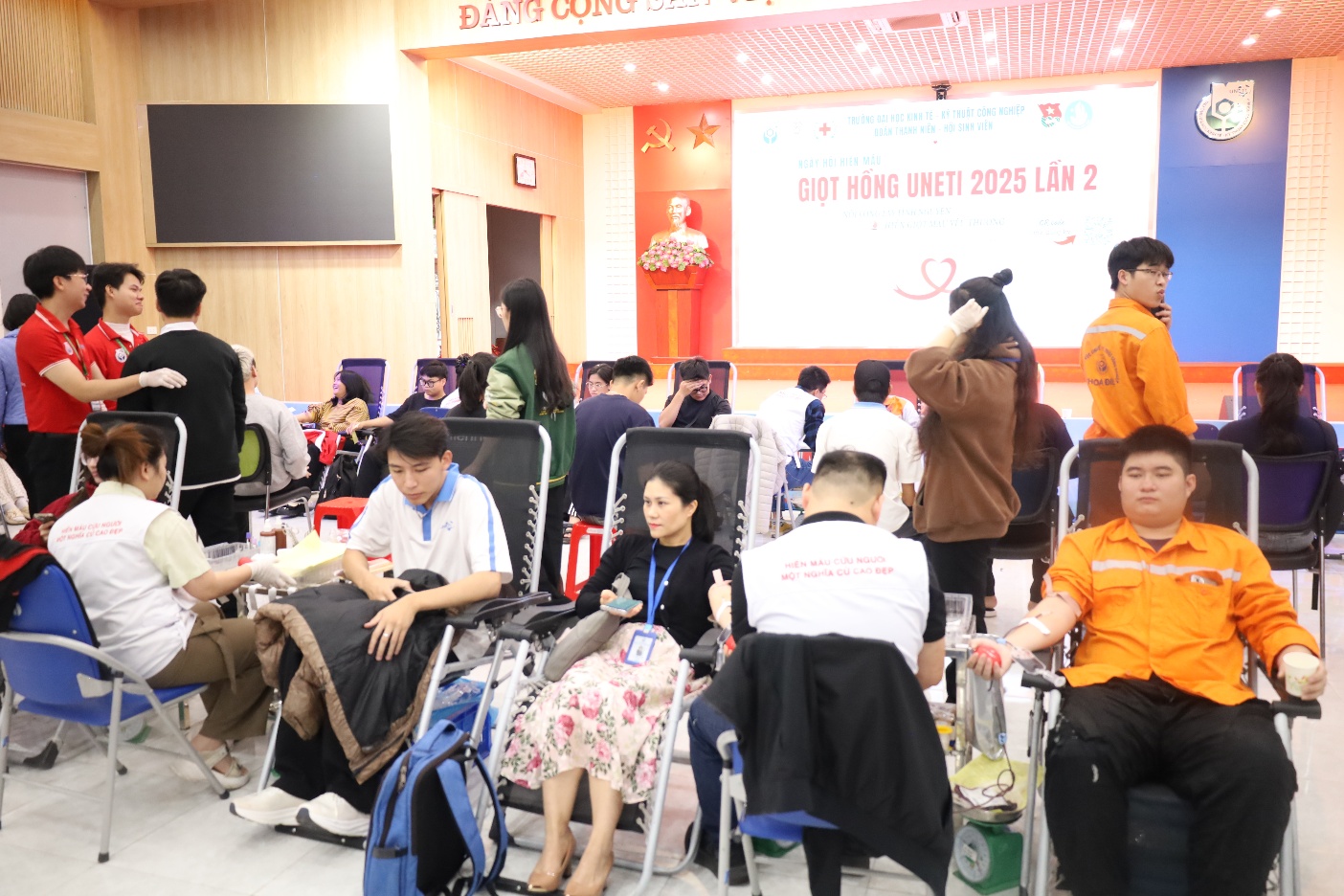 A group of people sitting in chairs

Description automatically generated