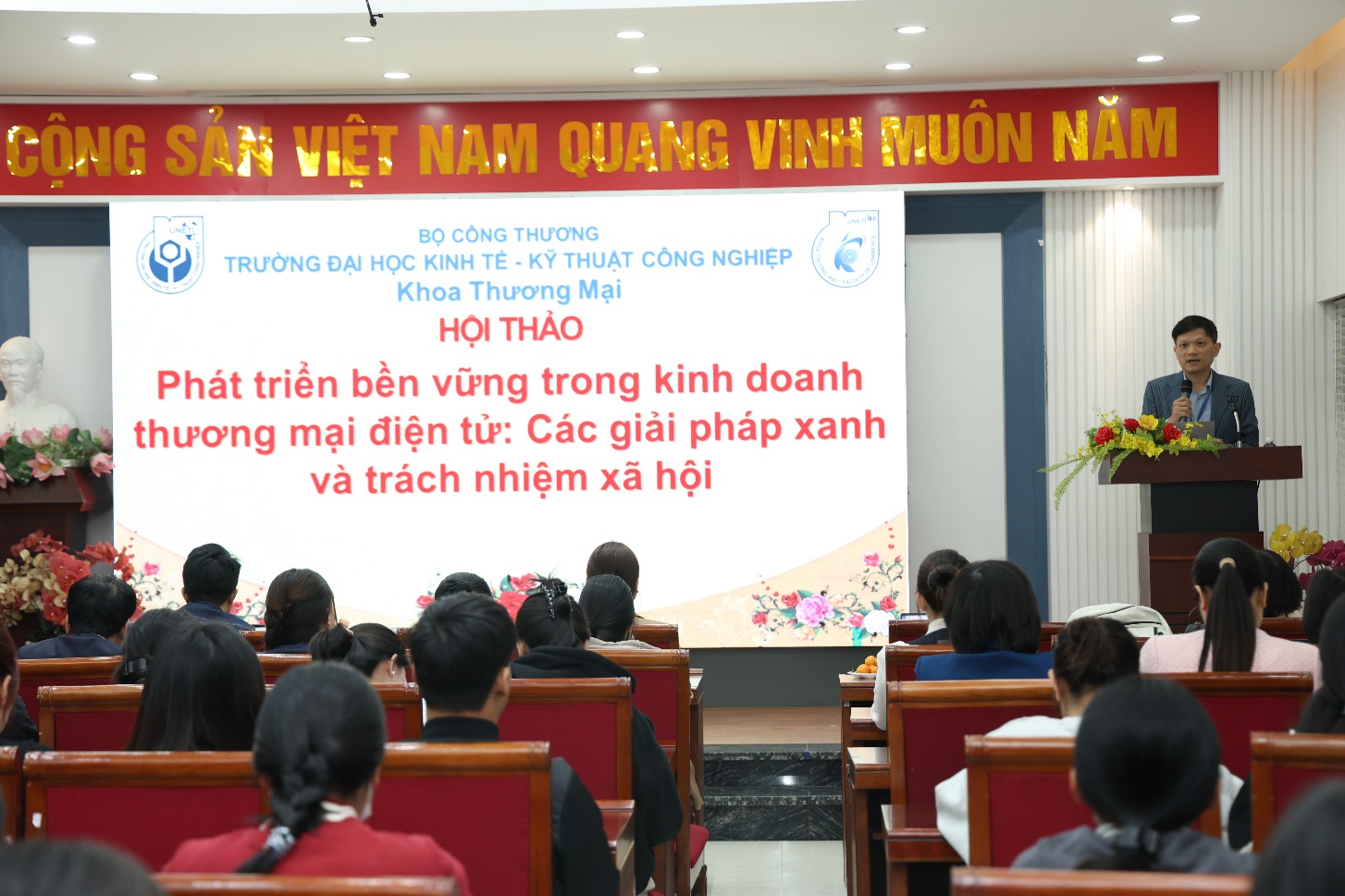 A group of people sitting in chairs in a room
AI-generated content may be incorrect.