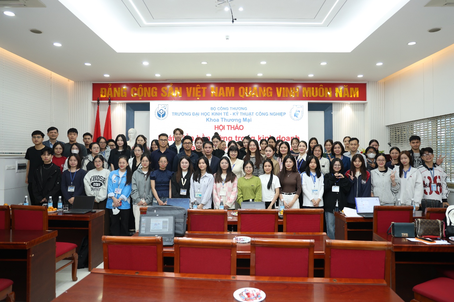 A group of people standing in a room
AI-generated content may be incorrect.