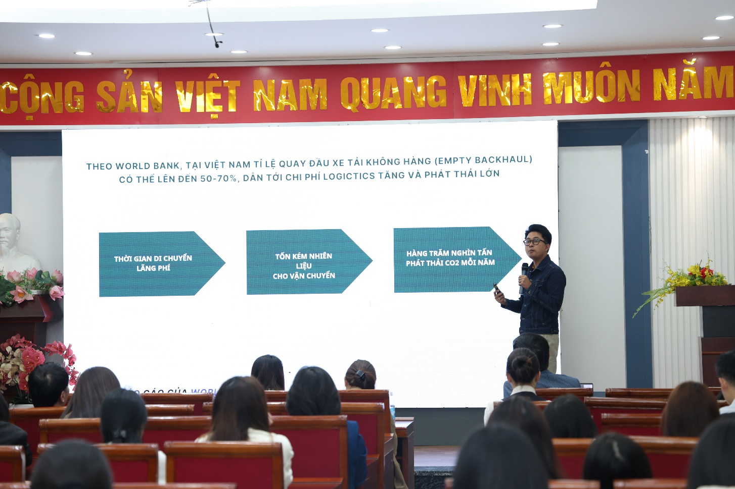 A person giving a presentation in front of a large screen
AI-generated content may be incorrect.