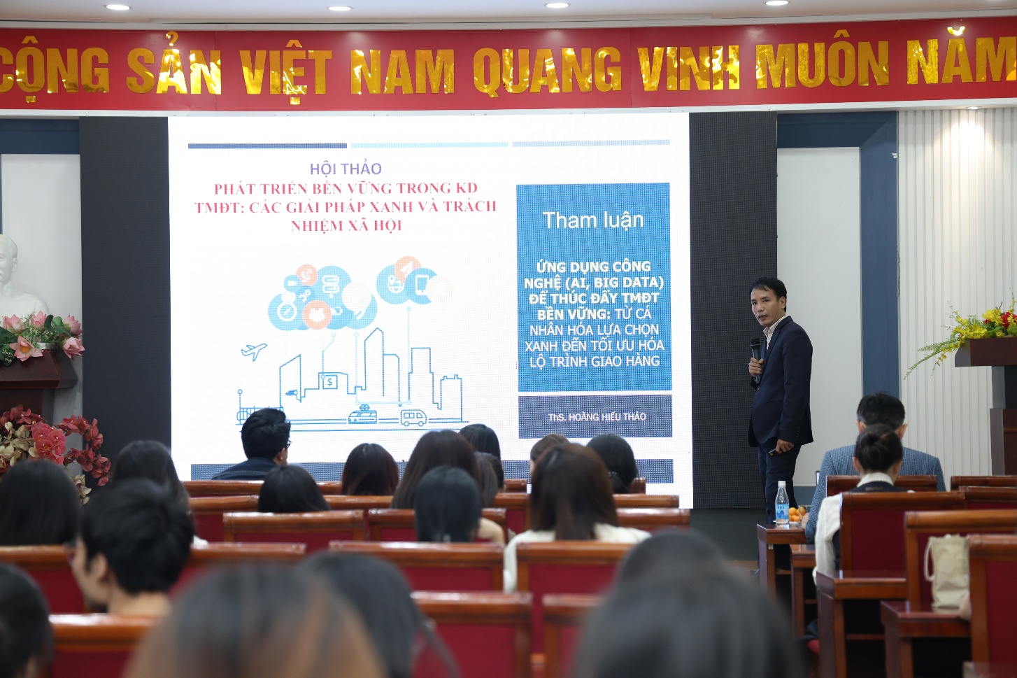 A person giving a presentation to a group of people
AI-generated content may be incorrect.