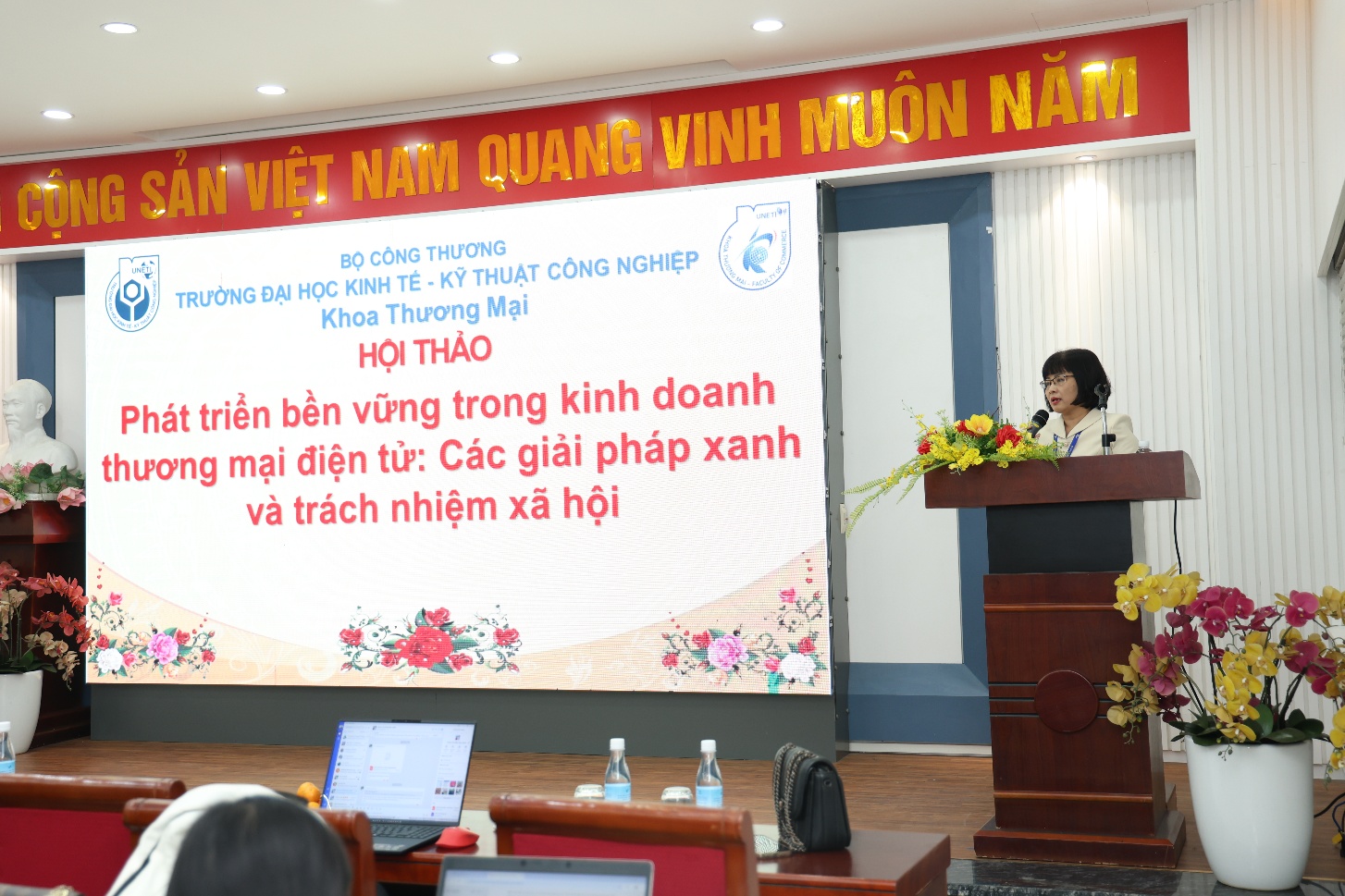 A person standing at a podium
AI-generated content may be incorrect.