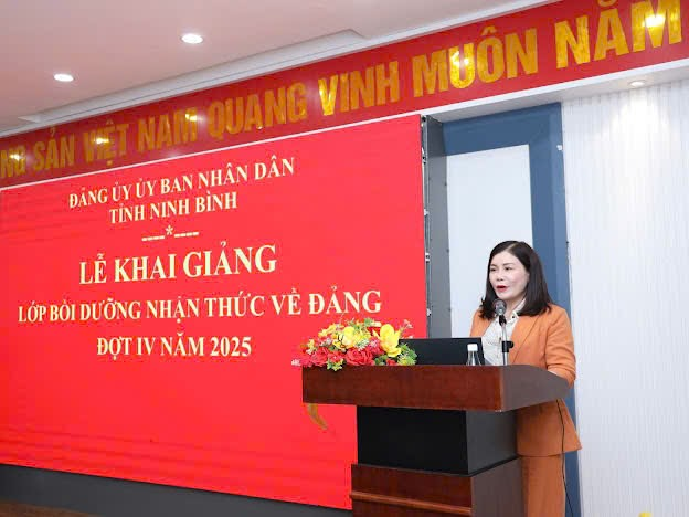 A person standing at a podium Description automatically generated