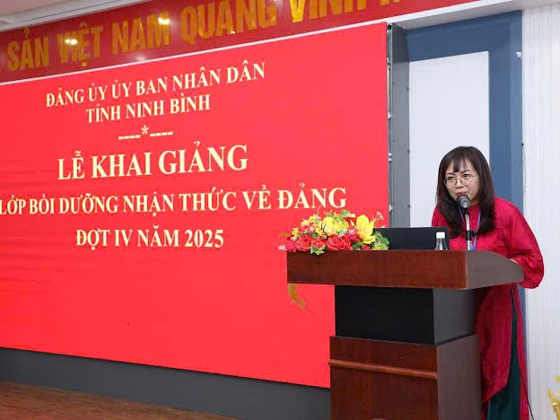 A person standing at a podium Description automatically generated