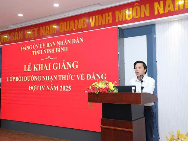 A person standing at a podium Description automatically generated