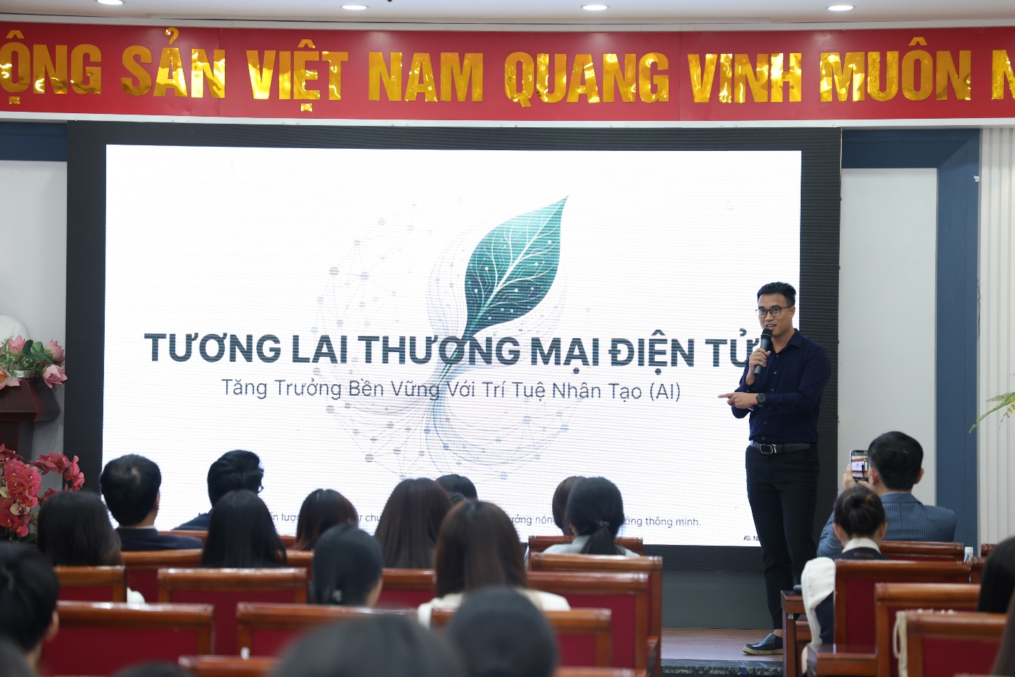 A person standing in front of a large screen
AI-generated content may be incorrect.