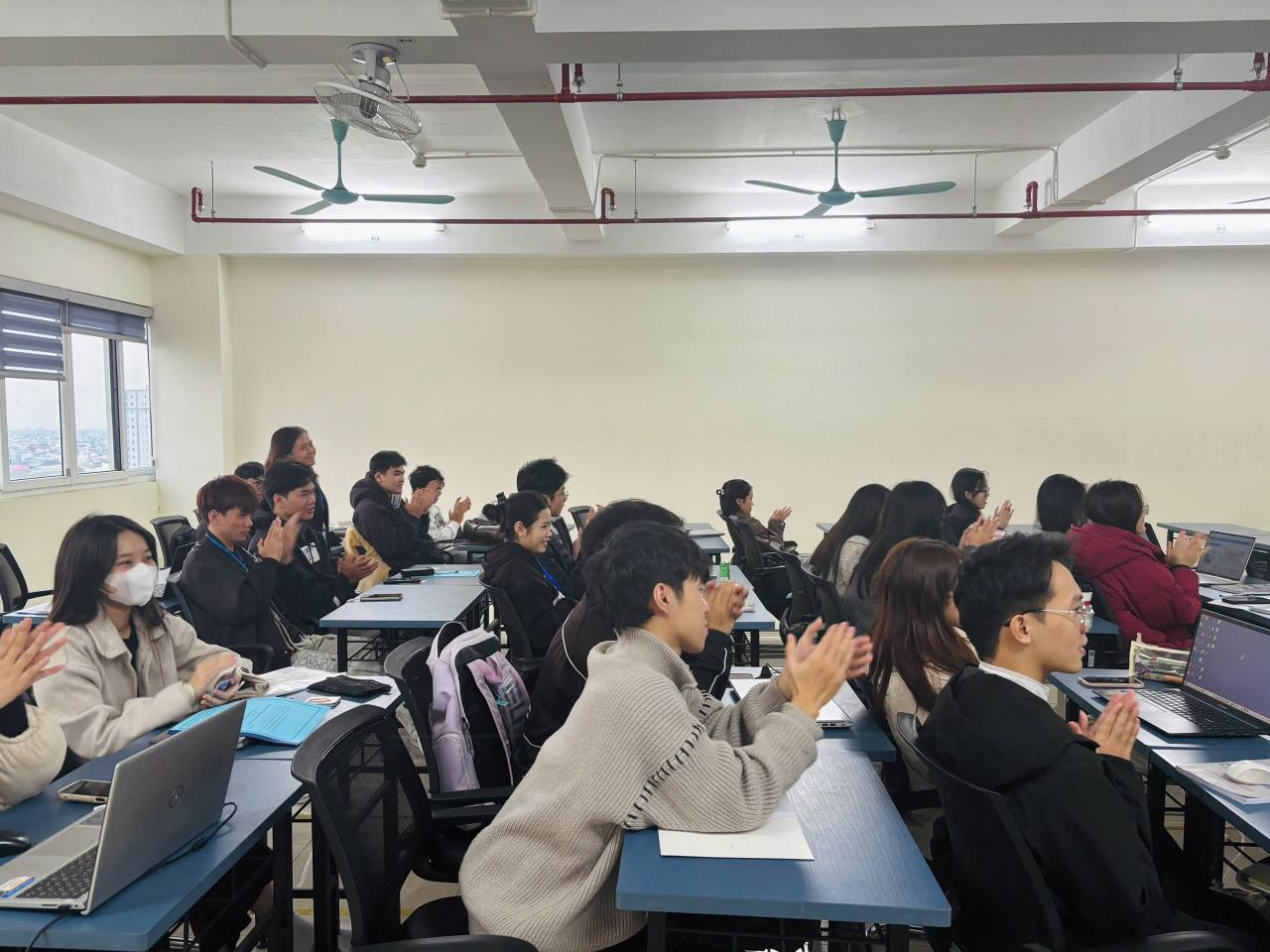Có thể là hình ảnh về học tập