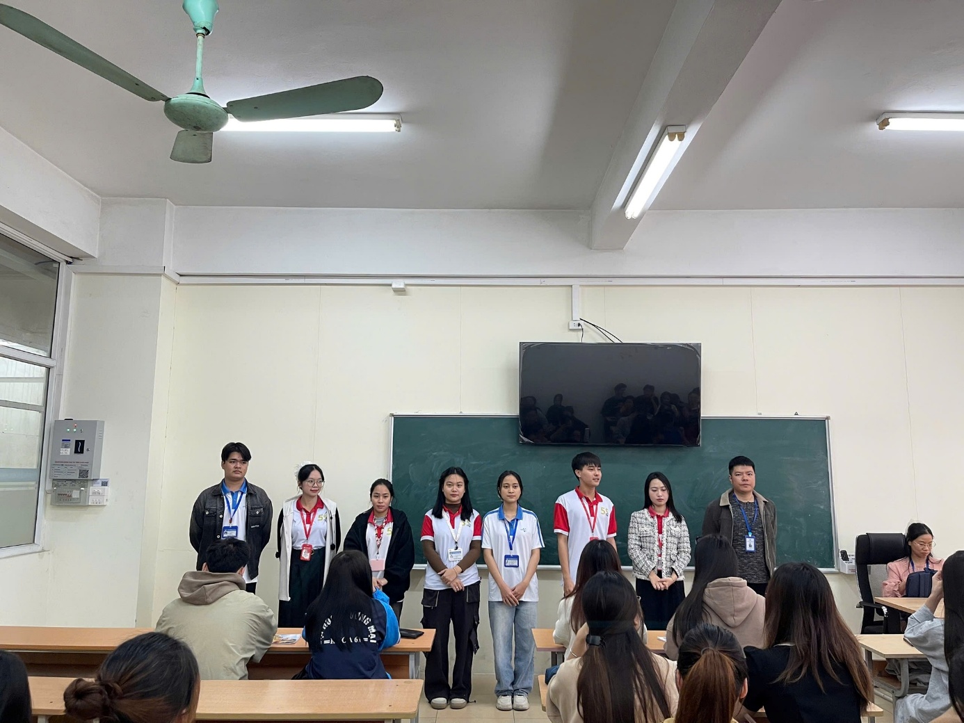 Có thể là hình ảnh về học tập