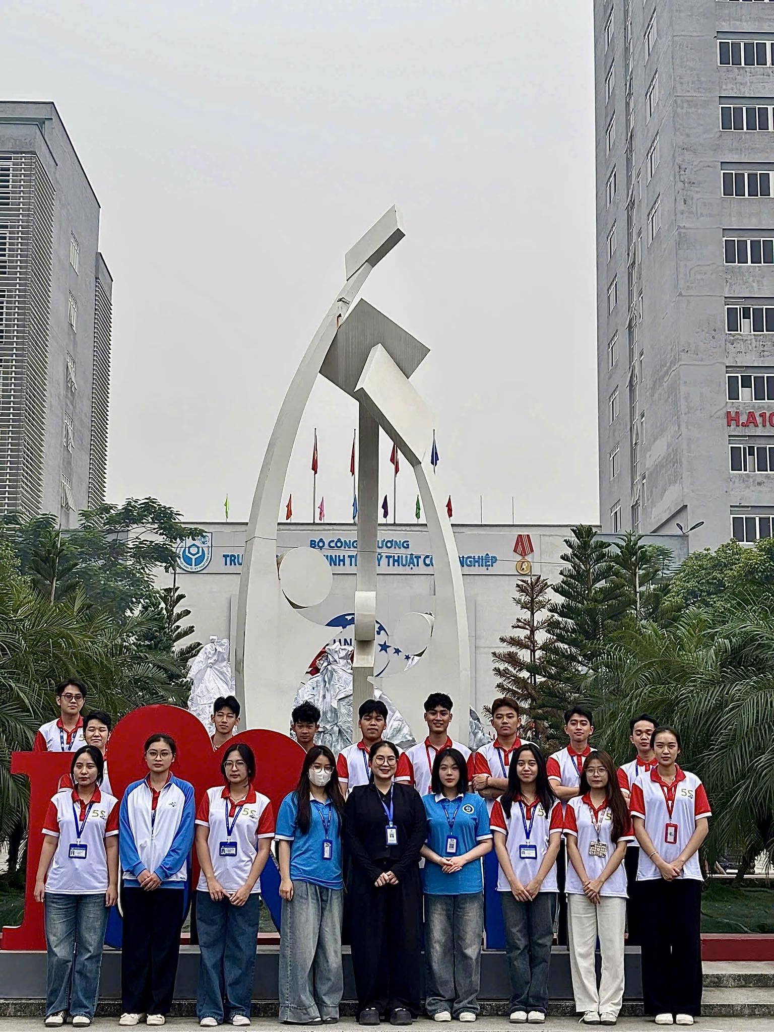 Có thể là hình ảnh về Love Park và văn bản cho biết 'TRU BỘCÔNG WHTI WNH ƯƠNG THUẬT C NGHIỆP 5 ይ'