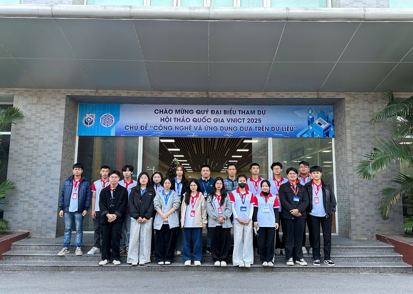 Có thể là hình ảnh về một hoặc nhiều người, bệnh viện và văn bản cho biết 'CHÀO MỪNG QUÝ ĐẠI BIỂU THAM DỰ HỘI THẢO QUỐC GIA VNICT 2025 CHỦ ĐỂ "CÔNG NGHỆ VÀ ỨNG DỤNG DỰA TRÊN DỮ LIỆU" N'