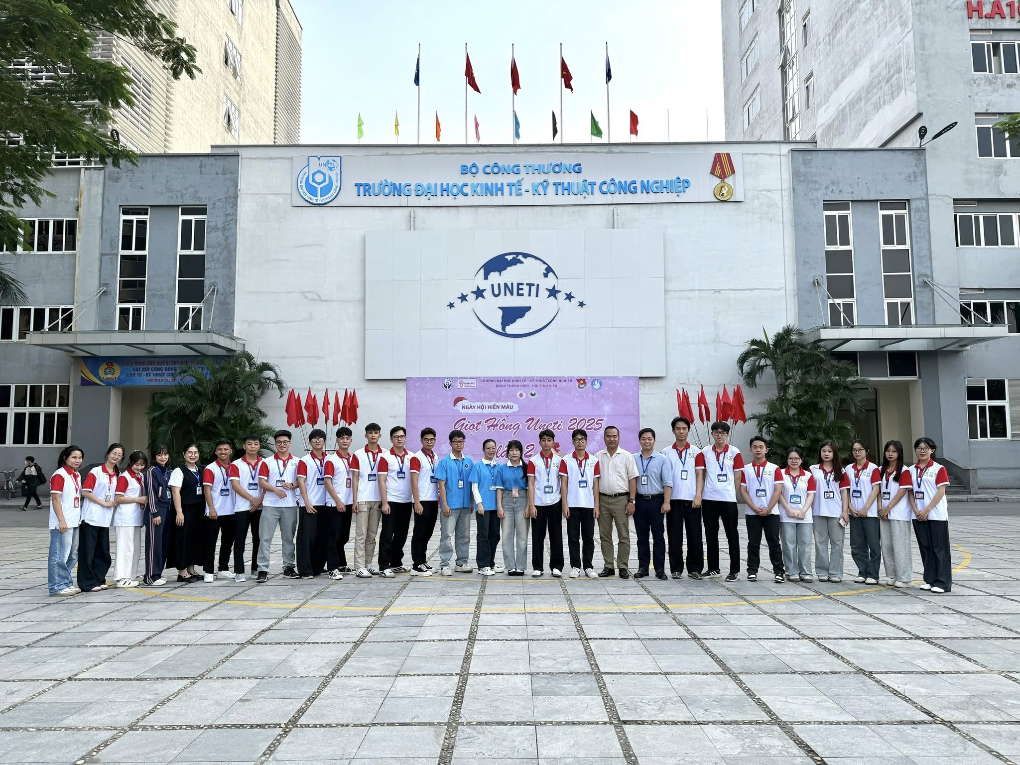 Có thể là hình ảnh về một hoặc nhiều người, bệnh viện và văn bản
