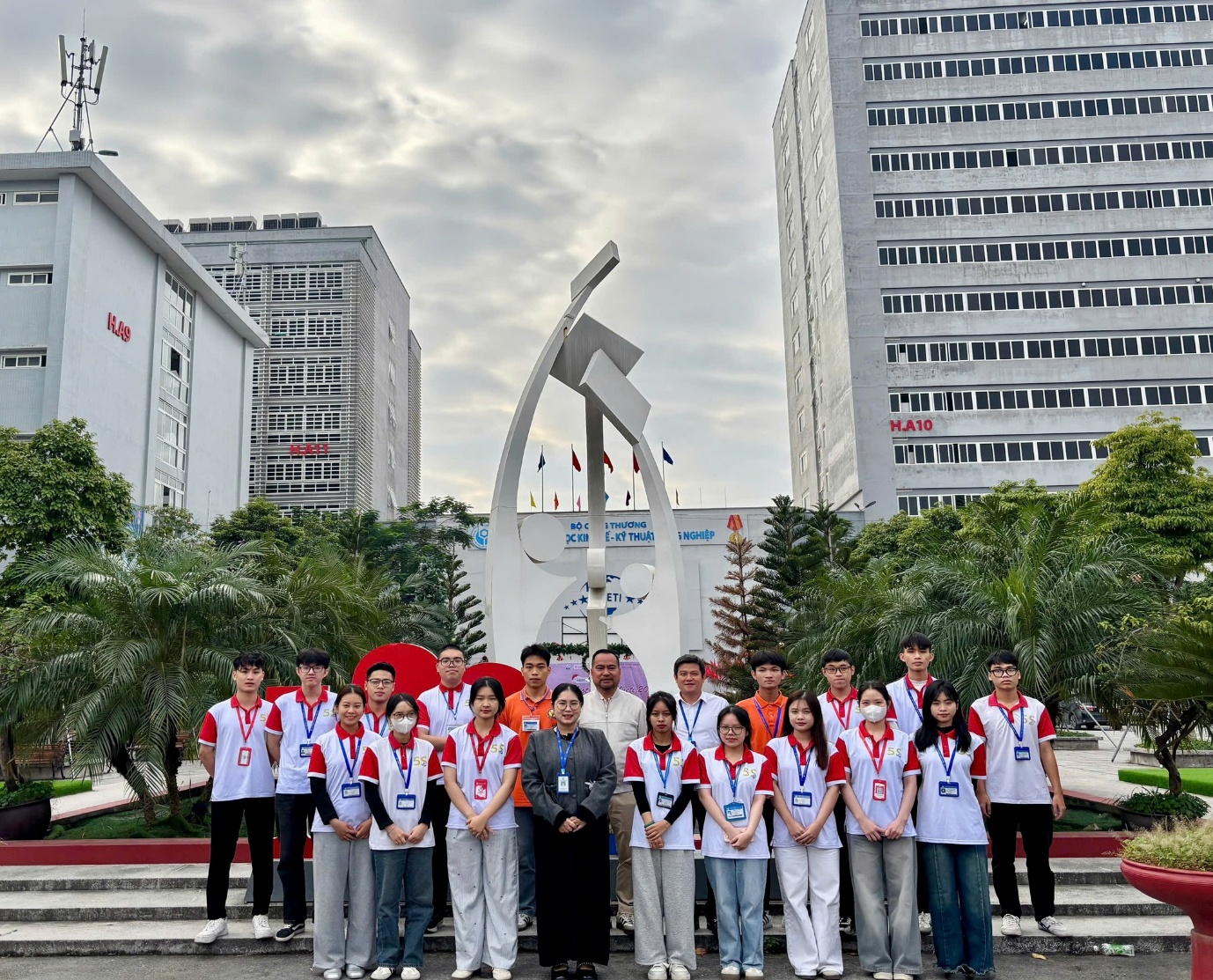 Có thể là hình ảnh về một hoặc nhiều người, đài kỷ niệm, bệnh viện và văn bản