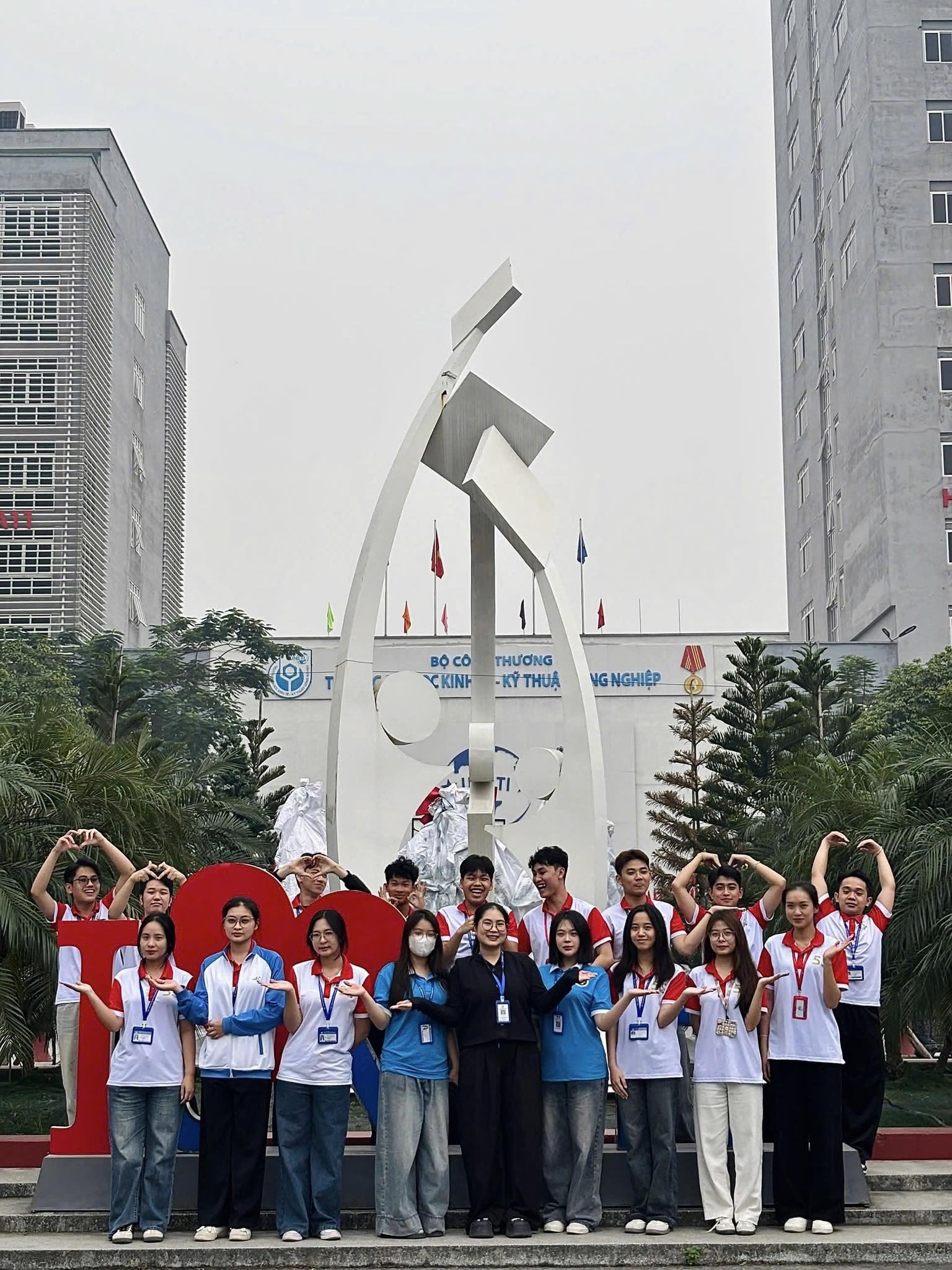 Có thể là hình ảnh về một hoặc nhiều người, Love Park và văn bản cho biết 'BỘ CKINH THƯƠNG -Ky -KTHUA NGNGHIỆP ل'