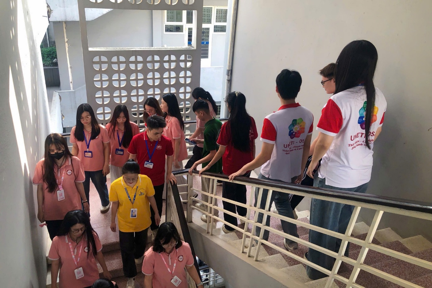 Có thể là hình ảnh về một hoặc nhiều người, mọi người đang học và mọi người đang cười