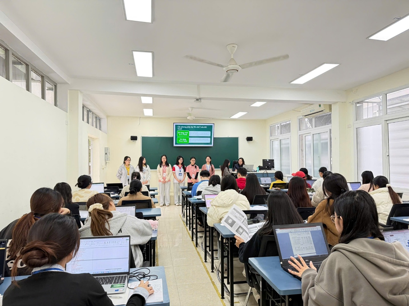 Có thể là hình ảnh về một hoặc nhiều người, mọi người đang học và văn bản