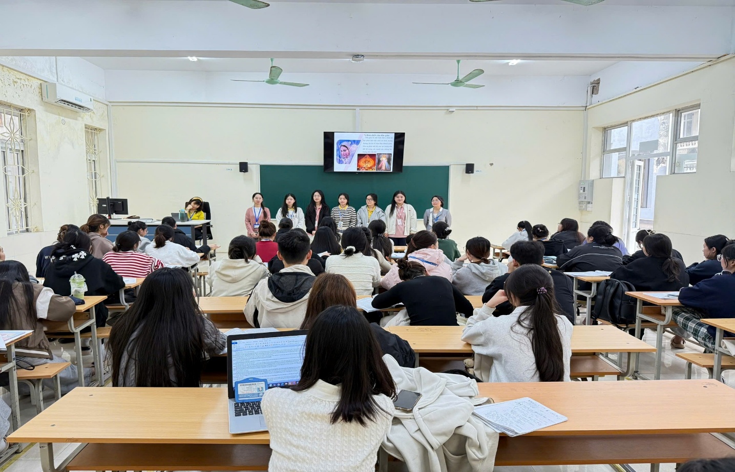 Có thể là hình ảnh về một hoặc nhiều người, mọi người đang học và văn bản