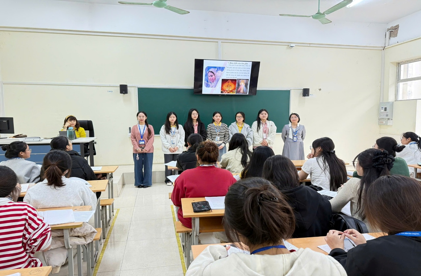 Có thể là hình ảnh về một hoặc nhiều người, mọi người đang học và văn bản